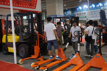 牛力展位現(xiàn)場(chǎng)_展品包括：內(nèi)燃叉車，全電動(dòng)搬運(yùn)車，全電動(dòng)升高車，手動(dòng)搬運(yùn)車，電子秤搬運(yùn)車，腳輪等。