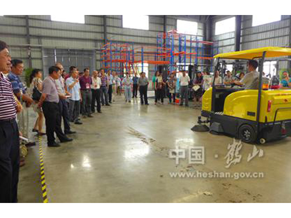 向省、市領(lǐng)導(dǎo)展示操作牛力電動(dòng)掃地車(chē)
